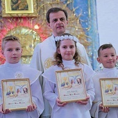 Pawel, Julia i Dominik z ks. Rafałem Porębą.