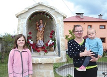 Córka i wnuczki Stanisławy i Krzysztofa Przybyłków przy kapliczce koło swojego domu.