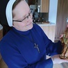 Siostra Marta z figurką św. Józefa, który spadł jej 6 lat temu na głowę.