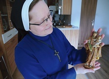 Siostra Marta z figurką św. Józefa, który spadł jej 6 lat temu na głowę.