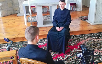 Klerycy podczas nagrywania wyjątkowego cyklu filmów o kapłaństwie.