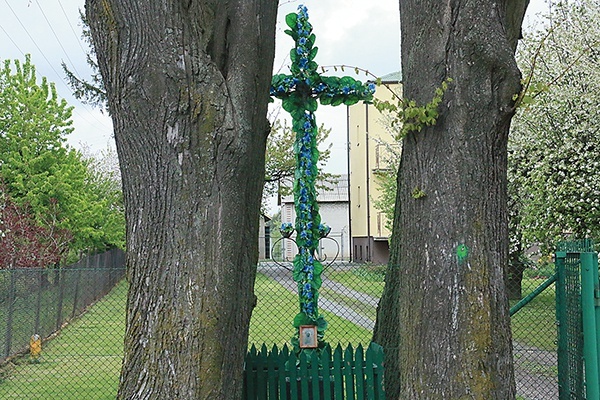 Krzyż ozdobiony kwiatami w Połuszowicach.