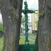 Krzyż ozdobiony kwiatami w Połuszowicach.