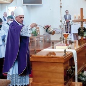 ▲	Uroczystościom w Dźwirzynie przewodniczył bp Krzysztof Włodarczyk. Ciało zmarłego do grobu odprowadził bp Krzysztof Zadarko.