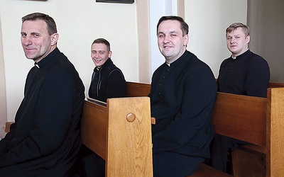 Diakoni (od prawej): Krzysztof Węglicki, Dariusz Kozłowski i Piotr Adamiak wraz z ojcem duchownym Wojciechem Kruszewskim (po lewej).