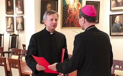 Jako pierwszy nominację z rąk bp. Mirosława Milewskiego odebrał 5 maja ks. kan. dr Dariusz Piskorski, który objął parafię w Gąbinie.