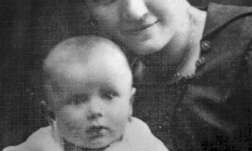 Emilia Wojtyła z Lolkiem,  czyli swoim najmłodszym synem Karolem,  przyszłym papieżem