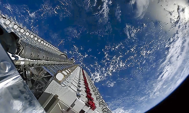 60 satelitów Starlink w ładowni rakiety tuż przed wypuszczeniem