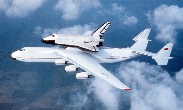 An-225 został zaprojektowany   w celu przenoszenia  wahadłowców kosmicznych