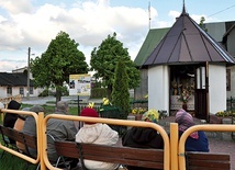 ▲	W ubiegłych latach w majowe wieczory odbywały się  nabożeństwa maryjne.