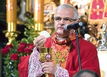 ▲	Biskup Mendyk ukazuje wiernym Najświętszy Sakrament.