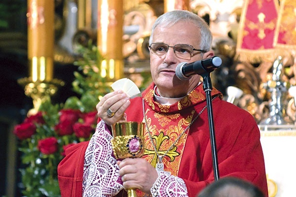 ▲	Biskup Mendyk ukazuje wiernym Najświętszy Sakrament.