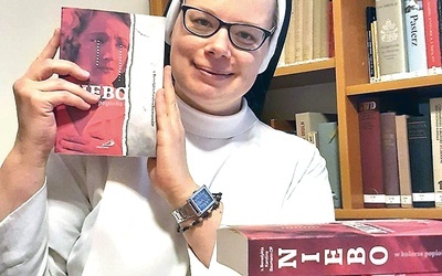 ▲	Siostra Benedykta Baumann ze swoją najnowszą publikacją „Niebo w kolorze popiołu”.