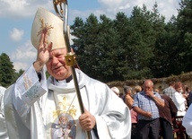 Bp Adam Odzimek błogosławi podczas październikowych uroczystości w sanktuarium MB Różańcowej w Wysokim Kole.
