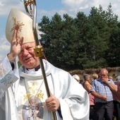 Bp Adam Odzimek błogosławi podczas październikowych uroczystości w sanktuarium MB Różańcowej w Wysokim Kole.