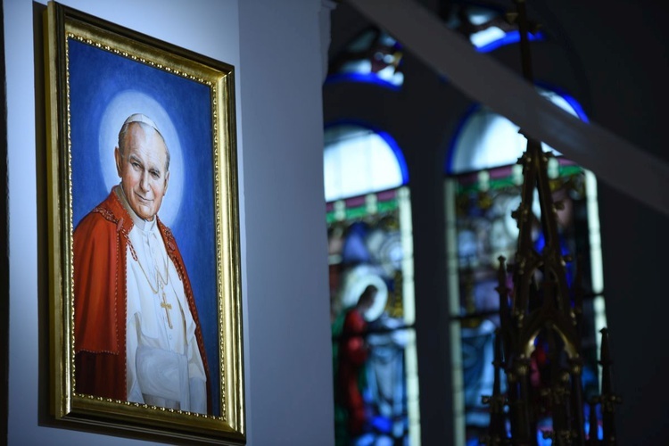 W kościele czczony jest św. Jan Paweł II.