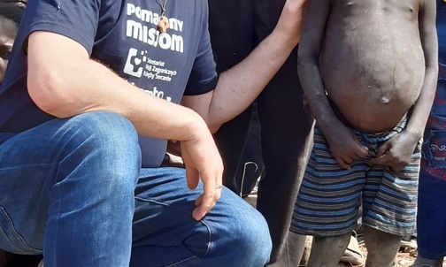 Zszedł z kanapy i pojechał na misje