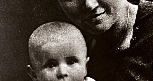 Karol Wojtyła z matką Emilią.