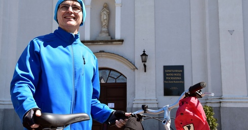 Ks. Paweł Gogacz przed sanktuarium MB Pocieszenia w Błotnicy.