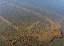 Ruiny tej pięknej, starożytnej bazyliki znajdują się pod taflą malowniczego jeziora