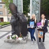 Nagrodzone uczestniczki pod pomnikiem św. Jana Pawła II w Świdnicy.