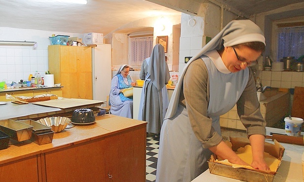 Siostry zakonne i Caritas AG przygotowują ciasta dla medyków 