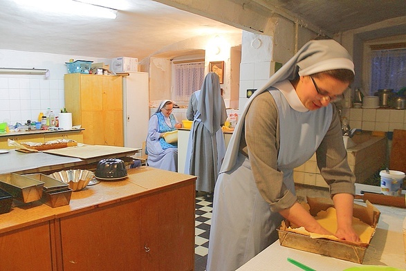 Siostry zakonne i Caritas AG przygotowują ciasta dla medyków 