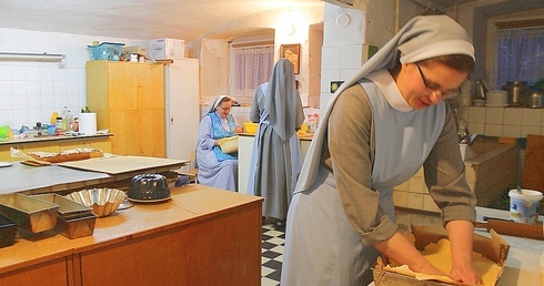 Siostry zakonne i Caritas AG przygotowują ciasta dla medyków 
