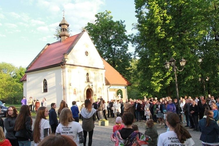 Przed epidemią. Przy kaplicy lubią gromadzić się na modlitwie czciciele Matki Bożej.