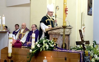 Ordynariusz diecezji świdnickiej w czasie homilii.