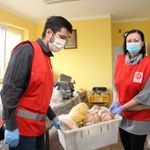 W Głogowie i Zielonej Górze wolontariusze Caritas dostarczają seniorom posiłki