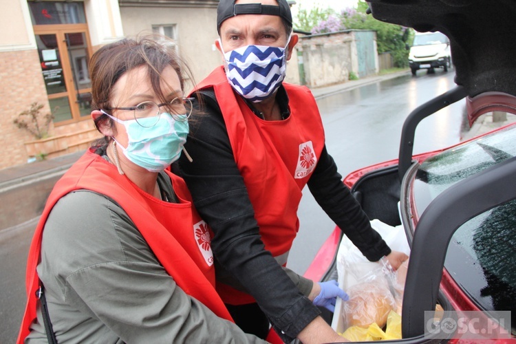 W Głogowie i Zielonej Górze wolontariusze Caritas dostarczają seniorom posiłki