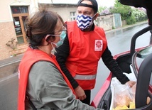 W Głogowie i Zielonej Górze wolontariusze Caritas dostarczają seniorom posiłki