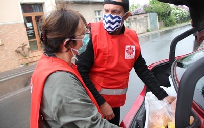 W Głogowie i Zielonej Górze wolontariusze Caritas dostarczają seniorom posiłki