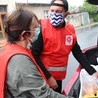 W Głogowie i Zielonej Górze wolontariusze Caritas dostarczają seniorom posiłki