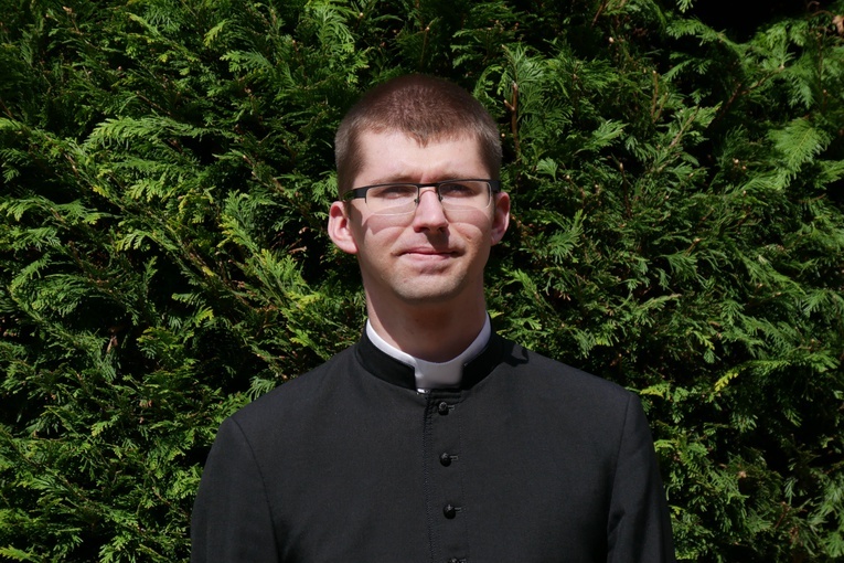 Ks. Beniamin Kirschling. Pochodzi z parafii pw. Najświętszej Maryi Panny Królowej Polski w Wejherowie. Hasło na obrazku prymicyjnym: „Bądź zdolny iść pod prąd i umiej dzielić się Jezusem, przekazywać wiarę którą on ci dał.” (Franciszek) .