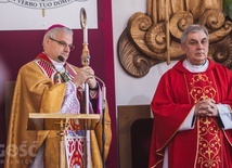 Bp Marek Mendyk w asyście ks. Edwarda Szajdy, proboszcza parafii.