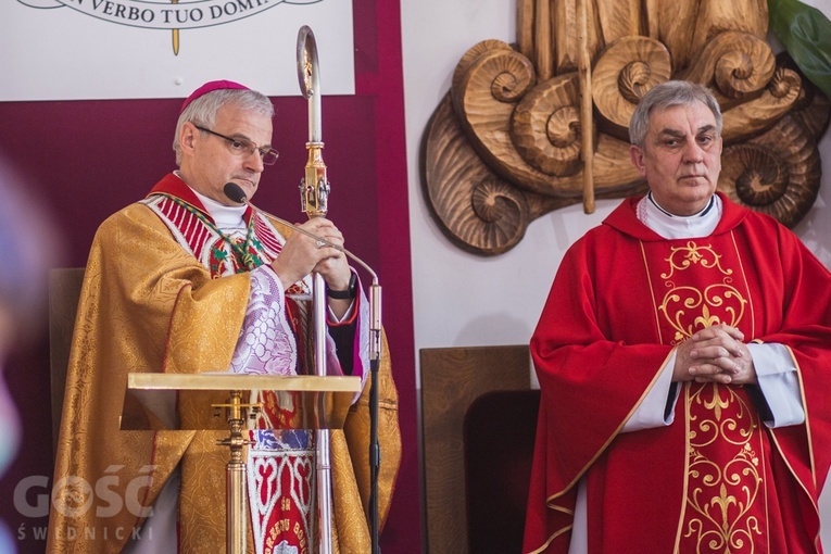 Bp Marek Mendyk w asyście ks. Edwarda Szajdy, proboszcza parafii.