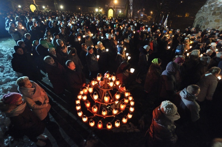 Świecznik przypomina ten z Lourdes.