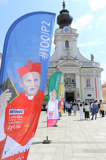 Wadowice. Msza św. z okazji setnej rocznicy urodzin św. Jana Pawła II