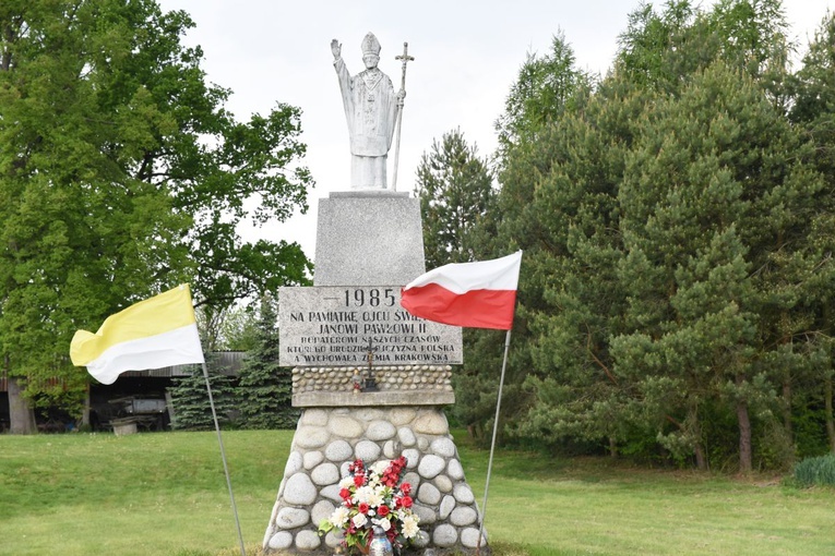 Serce i chorągiew dla Jana Pawła II