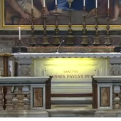 Franciszek odprawił Mszę przy grobie św. Jana Pawła II w bazylice watykańskiej w przypadającą w poniedziałek 100. rocznicę jego urodzin