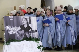 Modlitwa w pierwszą rocznicę śmierci Heleny Kmieć w Lubiążu.