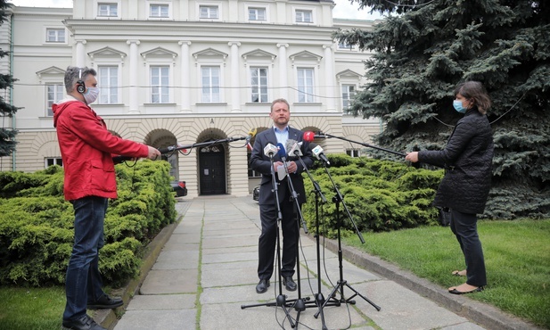 Szumowski: W ciągu dwóch tygodni decyzja co do obowiązku noszenia maseczek
