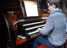Jakub Moneta przy katedralnych organach.