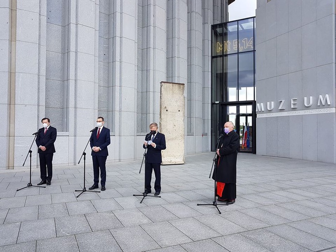 Uroczyste przekazanie niezwykłego eksponatu na dziedzińcu Świątyni Opatrzności Bożej w Wilanowie.