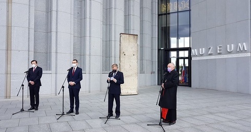 Uroczyste przekazanie niezwykłego eksponatu na dziedzińcu Świątyni Opatrzności Bożej w Wilanowie.