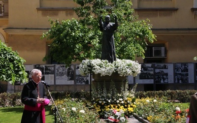 Kraków. "Regina Caeli" przy pomniku papieża