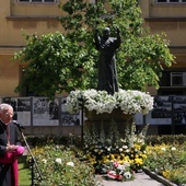 Kraków. "Regina Caeli" przy pomniku papieża