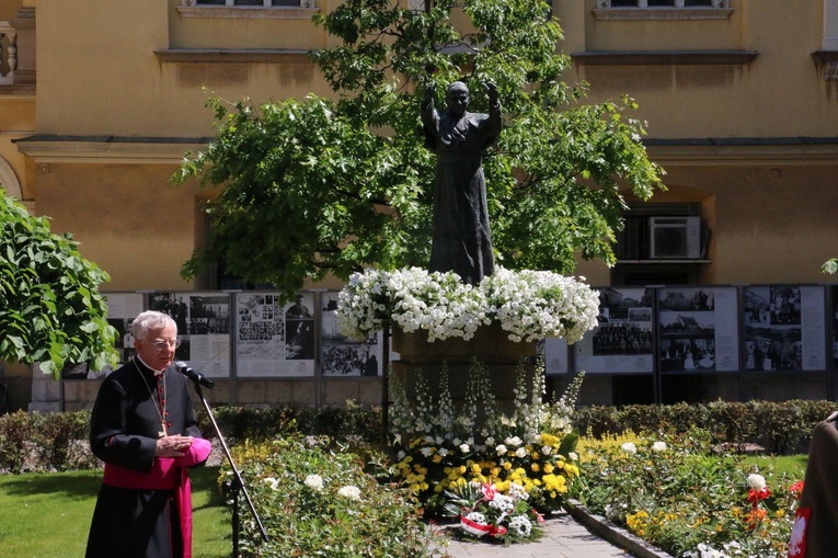 Uroczystość z okazji 100. rocznicy urodzin Jana Pawła II przy jego pomniku na dziedzińcu Pałacu Biskupów Krakowskich